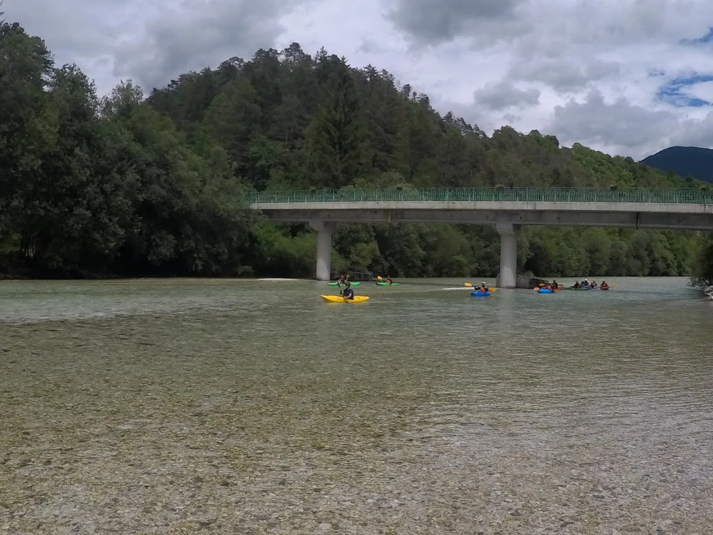 Soča s cestnim mostom in kajakaši